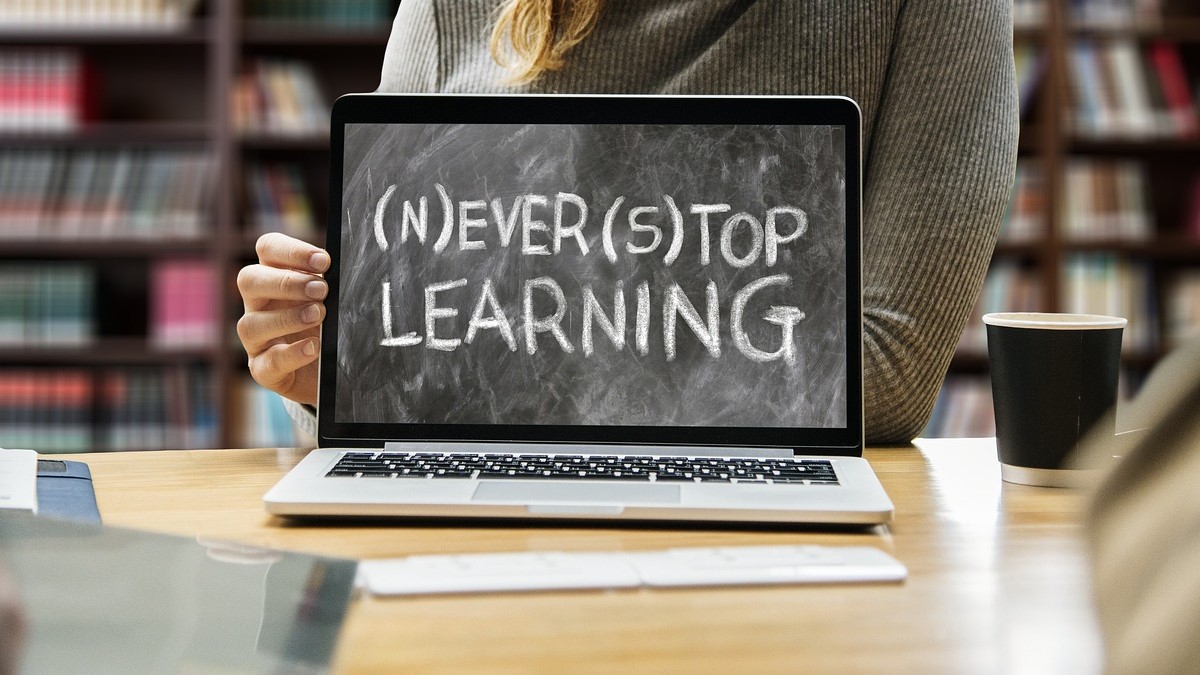 画面に「NEVER STOP LEARNING」と表示されているノートパソコン